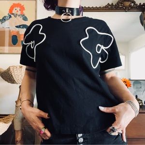 black 💯 cotton boxy tee w 3D flowers / size medium